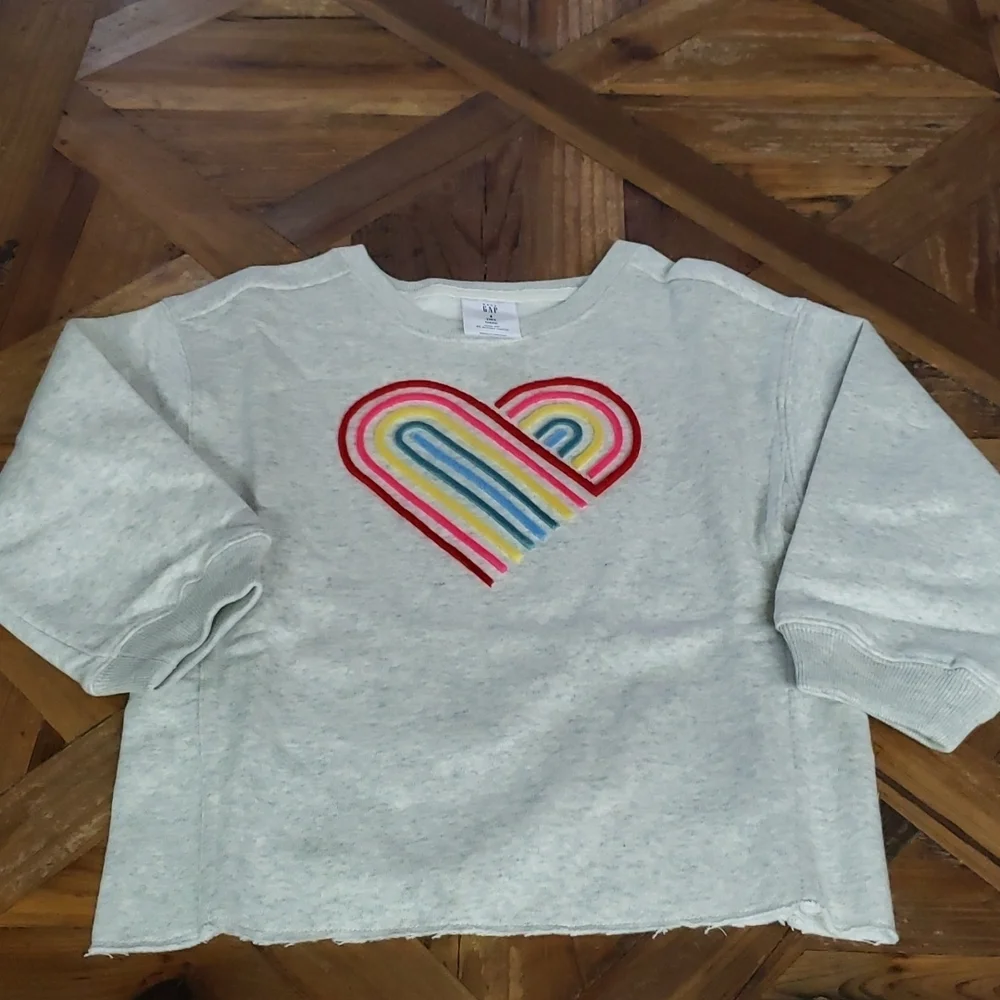 GAP pull over top with heart